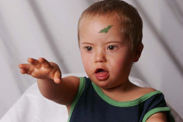 ¿Cómo desarrollan los niños con síndrome de Down sus habilidades sensoriales? síndrome de Down juego sensorial